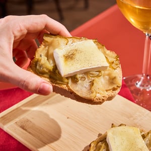 Bruschetta Brie & Pere Caramellate. - Raciò - 725867