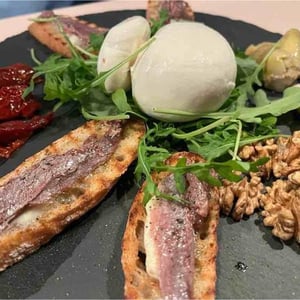 Burratina And Crostini With Anchovies From Cantabrian See. - MOSTO - 550123