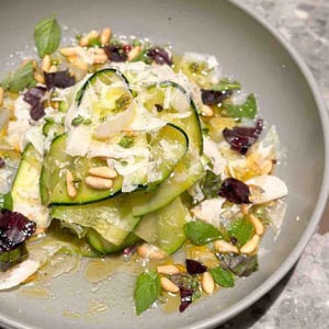 Calabacin, Piñones, albahaca y parmesano - 