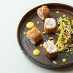 Cannolo Di Spigola Ripieno Di Gamberi Rosa Con Insalatina Di Mango Acerbo, Cetrioli, Arachidi E Coriandolo E Maionese Al Lime - Casadora - 464815