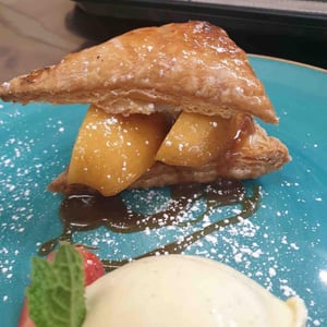 Caramelized Apples, Puff Pastry And Bourbob Vanilla Ice Cream - Tree Brasserie - 684789