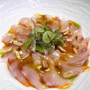 Carpaccio di spigola, e aceto di riso affumicato - Cronta Enoteca Winebar