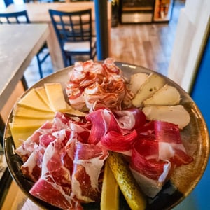 Charcuteries Bio D'Ardèche Et Fromages D'Auvergne - Une Note De Vin - 644898
