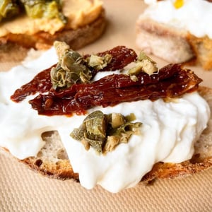 Cicchetto Stracciatella, Capperi E Pomodoro Essiccato - La Bottiglia Volante - 630682