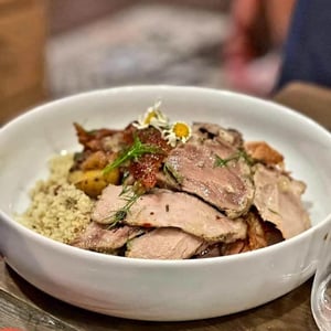 Cochon Roulé Et Roti Aux Herbes, Avec Tomates Sechèes Et Semoule De Couscous - La Pêche à la Vigne - 369392