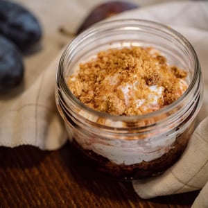 Compotée de fruits, nuage de fromage blanc & crumble - L’Un des Sens