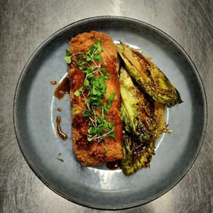Cordon bleu de veau, sucrine braisée et jus de viande - Les Mets Chai, le resto