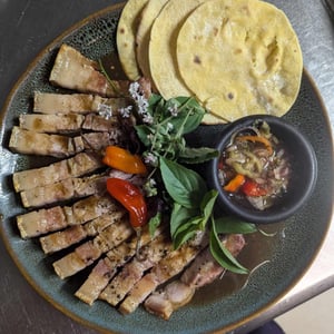 Côte De Cochon Bbq,  Bisque De Crustacés, Sauce Nam Jim Aux Piments Fermentés - Yemanja - 785492