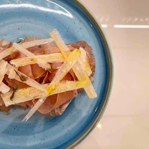 Crostone Crudo Al Tartufo, Parmigiano 70 Mesi, Olio Evo - Symposium wine bar - 619855