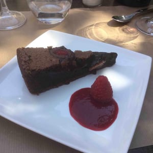 Dessert...gâteau chocolat et framboise - Le Bouche à Oreille