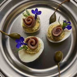 Eggs Mimosa With Anchovies And Capers - Masa Vins - 612004