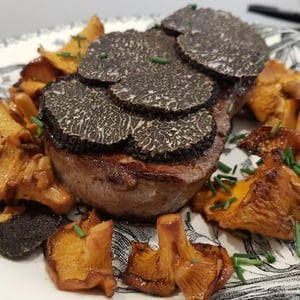 Filet De Boeuf Charolais, Girolles Du Morvan Et Truffes Fraîches Tuber Melanosporum Du Chili - Aymé Vadim - 518654