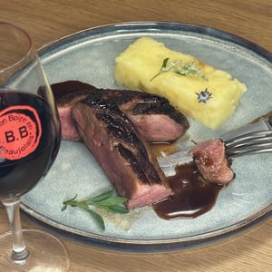 Filet De Canette Des Dombes Au Miel D'Avenas, Ecrasée De Pomme De Terre - La Maison des Beaujolais - 715592