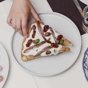 Focaccia A Lunga Lievitazione Con Stracciatella Di Burrata, Pomodorini Confit, Alici Del Mar Di Sicilia, Olive Taggiasche E Basilico - LaCucina - 783755