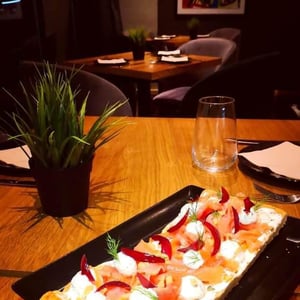 Focaccia Au Saumon Fumé , Crème À L’Aneth Et Citron Confit, Pickles D’Oignons Rouges - La Buvette - 420777