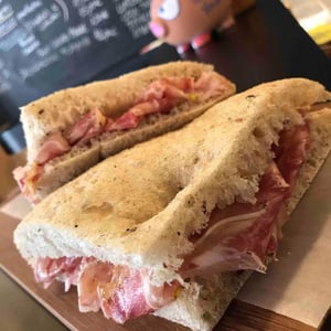 Focaccia Gustosa Con Coppa Di Testa - La Bottiglia Volante - 521055