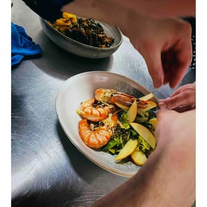 Gambas With Lentil Salad And Apple - Die Mosel - 642007