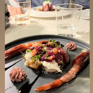 Gamberi Rossi Con Cipolla Rossa Di Tropea, Fichi E Stracciatella Fresca - Osteria del Miglio 2.10 - 795048