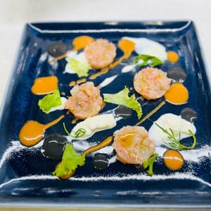 Gambero Viola Dello Jonio Con Concassé E Stracciatella Di Burrata, Maionese Nera Ed Al Pistacchio E Calamaro - Raggiazzurro - 702193
