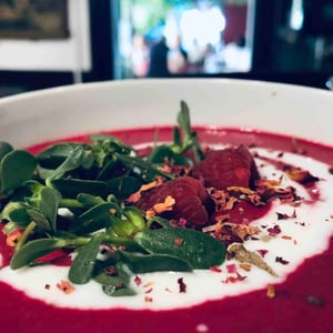 Gasoacho De Betteraves, Framboises, Eau De Rose Et Ysourt De Lqit De Chèvre. - La Cuisine-Comptoir - 627792