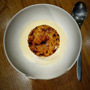 Gâteau de riz, génoise et crème Anglaise - Les Mets Chai, le resto