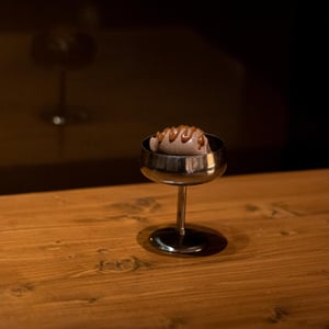 Gelato Al Cioccolato Valrhona, Pan Di Spagna Al Cacao, Rum E Caramello Salato - Osteria Fondo - 700708