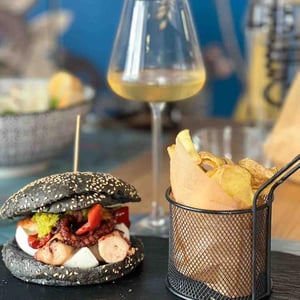 Hamburger Di Polpo, Pane Nero ,Bufala Di Battipaglia,Pesto Di Postacchio E Pomodori Secchi , - Naturalmente Jhonny - 634671