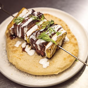 Kebab Di Lingua Alla Brace Con Ananas, Coriandolo, Yogurt E Pita - Laboratorio - 783754
