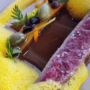 Le Bœuf Jersiais Maturé, Carotte Rôtie,  Ail Noir Et Câpres, Jus De Boeuf - Ar Men Du - 802146