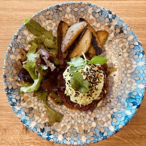 Le Tartare De Bœuf Angus Au Couteau, Espuma Wasabi, Soja & Gingembre, Pommes De Terre Rissolées & Mesclun - Brume - 776250