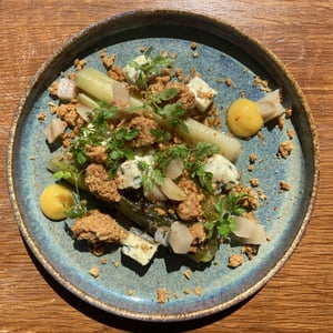 Les Poireaux Grillés, Pickles Poires, Bleu D’Auvergne, Crumble Avoine & Parmesan - Brume - 611591