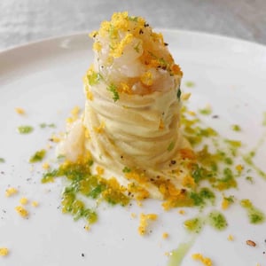 Linguine, pesto agli agrumi, tartare di scampi e bottarga 🤙 - Osteria FraSe