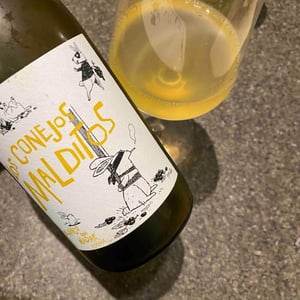 Los Conejos Malditos Blancos - Bodegas Más Que Vinos - margarita-madrigal-alexandra-schmedes-and-gonzalo-rodriguez