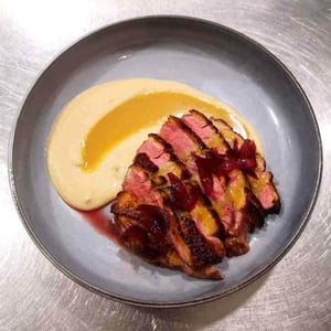Magret De Canard Tranché Cuisson Basse Température, Purée De Céleri Râve, Pomme Granny Smith À L’Huile D’Olive, Réduction D’Orange Au Calamansi Et Bas Armagnac. - La Buvette - 420782