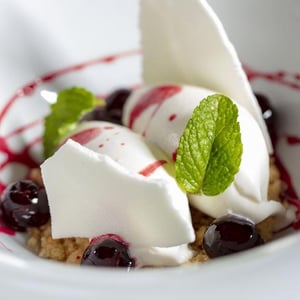 Meringa Al Lime, Gelato Fior Di Latte E Amarene - Osteria rosso di sera - 666127