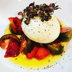 Mozza Di Bufala, Fraises, Tomates, Réduction De Notre Propre Vinaigre - La Cuisine-Comptoir - 360244