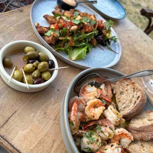 Olives, Gambas Al Pil Pil And Fried Squid Salad - Die Mosel - 642009