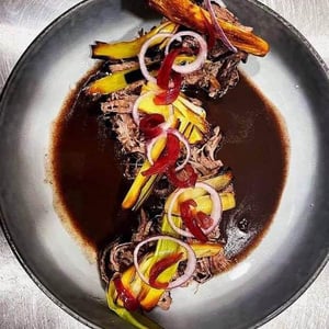 Paleron De Boeuf Charolais Cuisson Basse Température , Céleri-Rave, Chips De Poireaux, Jus De Viande Réduit, Vinaigre De Framboise, Poivre Tchuli Et Chipotle Rouge Fumé Et Pickles Oignons Rouges - La Buvette - 420776