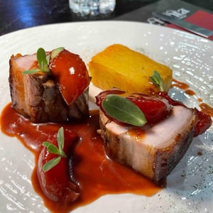 Pancetta di maiale, susine al porto e millefoglie di patata - Cronta Enoteca Winebar