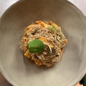 Pappardella Rosso Pomodoro, Ragout Di Salsiccia E Polvere Di Arancia - Q.B. bistró - 691224
