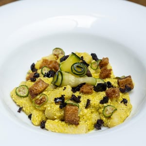 Pasta Casera Con Calabacines En Texturas, Pimientos Y Polvo De Aceitunas - Rasoterra - 671404