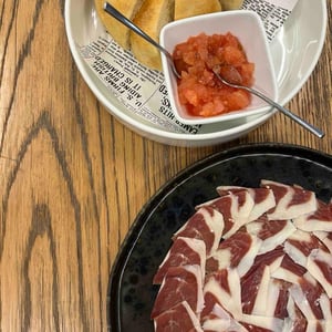 Patanegra De Bellota Con Focaccia Artigianale E Battuta Di Pomodoro Condito - Parbleu cafè - 713756