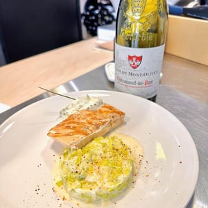 Pavé De Saumon Grillé, Délicate Fondue De Poireaux Relevée Au Piment D'Espelette. Sauce Onctueuse Au Fromage Blanc Travaillée Autour De La Ciboulette & Zestes De Citron Vert. - Gare Aux Vins - 555600