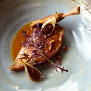 Pigeonneau Rôti, Anchois De Cantabrico, Jus Corsé Et Cuisse Confite - Ar Men Du - 607028