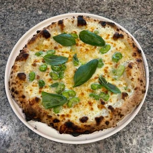 Pizza Au Parmesan Feves Et Basilic - Toulon pizza club - 615355