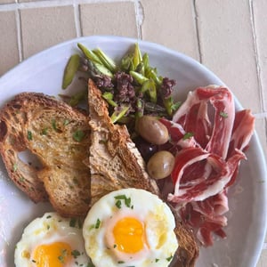 Prato Com 2 Ovos Escalfados , Presunto Paleta 100% Pao Fermentaçao Lenta, Espargos Marinados - Original Eco Mercado - 538126