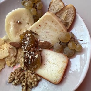 Prato Com Brioche De Azeite Com Queijo De Ovelha Amanteigado, Figo Em Calda , Queijo De Cabra Velho, Queijo De Ovelha Semi Curado, Queijo De Cabra Picante, Uvas, Amendoas, Nozes - Original Eco Mercado - 538137