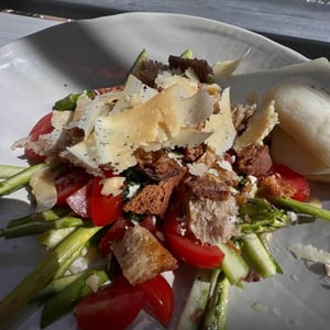 Prato Com Espargos Marinados, Quejo De Cabra Velho, Queijo De Ovelha Semi Curado, Tomate,  Amendoas, Nozes, Pao Crocante - Original Eco Mercado - 538127