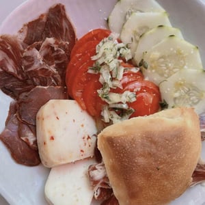 Prato Com Tomate, Pepino, Cebola, Azeitonas, Brioche De Azeite Com Paleta 100% Bolota, Presa Curada, Chouriço 100 Bolota, Queijo De Cabra Apimentado, Queijo De Ovelha Semi Curado - Original Eco Mercado - 538079