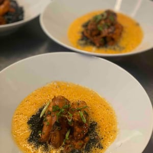 Poêlée D’Encornets À La Soubressade, Risotto À L’Encre Et Bouillon Pimenté À La Poutargue - Paris Méditerranée - 537318